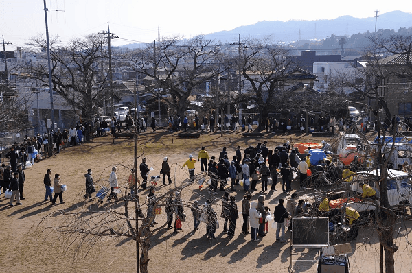 断水の影響により水を配布