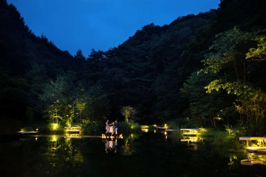 星のや軽井沢　水上のパノラマを貸し切り、カクテルが楽しめる「水鏡テラス」がオープン　期間：2020年7月1日～9月30日