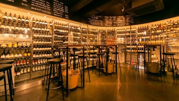 店舗を囲む特注のウォークインセラーのマルゴセカンド（東京／新宿三丁目）