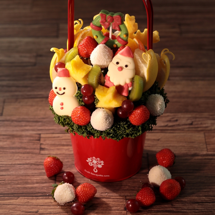 イチゴなどのフレッシュなフルーツとチョコレートをアレンジメント