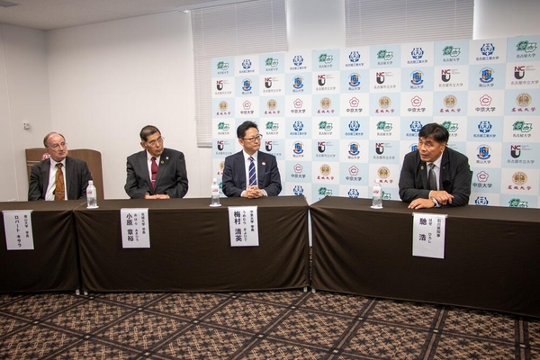 石川県の馳知事(右)と懇談