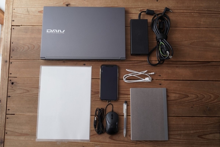 これだけの荷物がすっきり収納できる※撮影には15.6インチのノートPCを使用