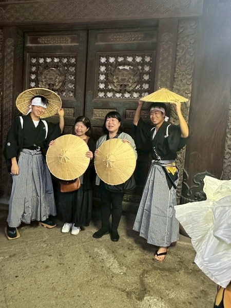 寄付者と記念撮影