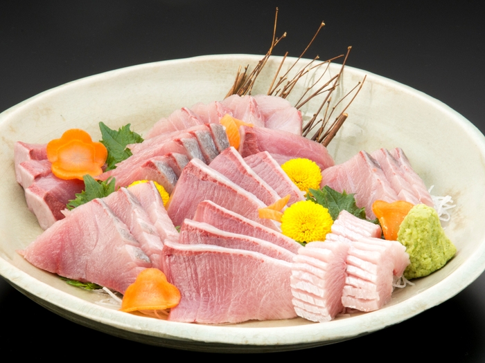 ぶりの刺身。とろける脂が美味。背・腹の部分どちらも食べ比べたい。