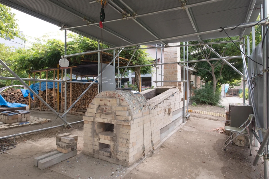 (13)Nadegata Instant Party（中崎透＋山城大督＋野田智子）「ONE CUP STORY」〈開港都市にいがた 水と土の芸術祭2012〉2012年　旧礎保育園(新潟)