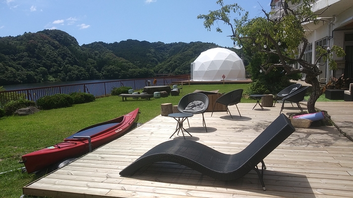 アウトドア&リゾートエリアへと雰囲気を一新。中庭をリニューアル!湖畔の自然を満喫できます。