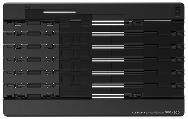 裏面までブラック塗装を施した、完全武装モデル