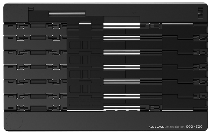 裏面までブラック塗装を施した、完全武装モデル