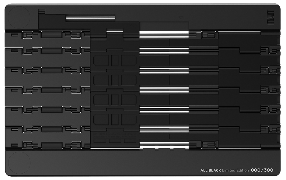 裏面までブラック塗装を施した、完全武装モデル