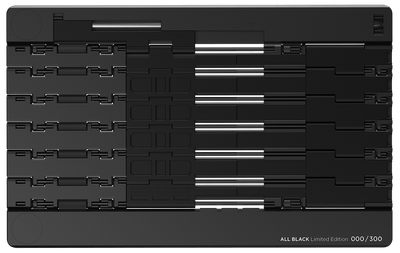 裏面までブラック塗装を施した、完全武装モデル