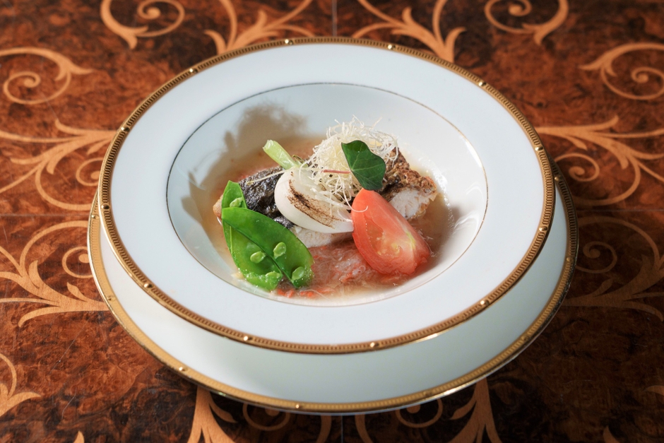 ▲ 淡路島産鰆のロースト ズワイ蟹の身と焼カブラ 魚介のフォンと香草