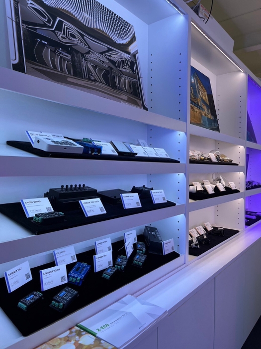 調光器や制御機器類も実物を展示しております