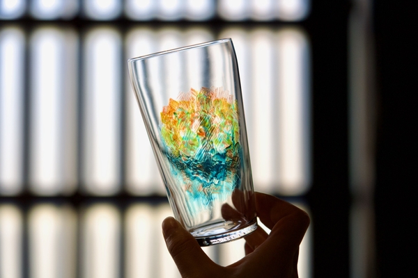 アーティストによるライブペイントグラス。ご希望の方は、教えてもらいながら自分でペイントも可。お子様でも楽しめます