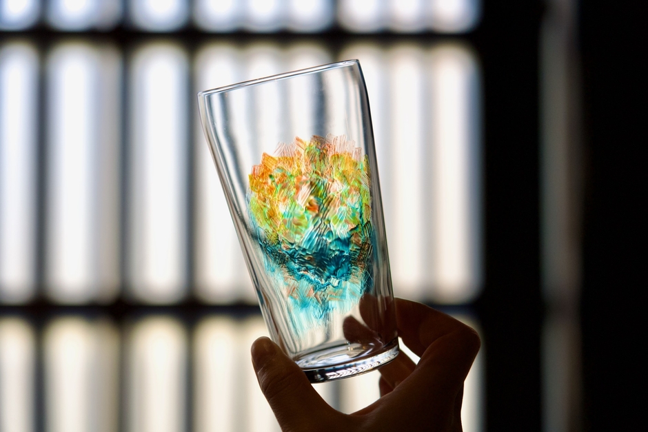 アーティストによるライブペイントグラス。ご希望の方は、教えてもらいながら自分でペイントも可。お子様でも楽しめます