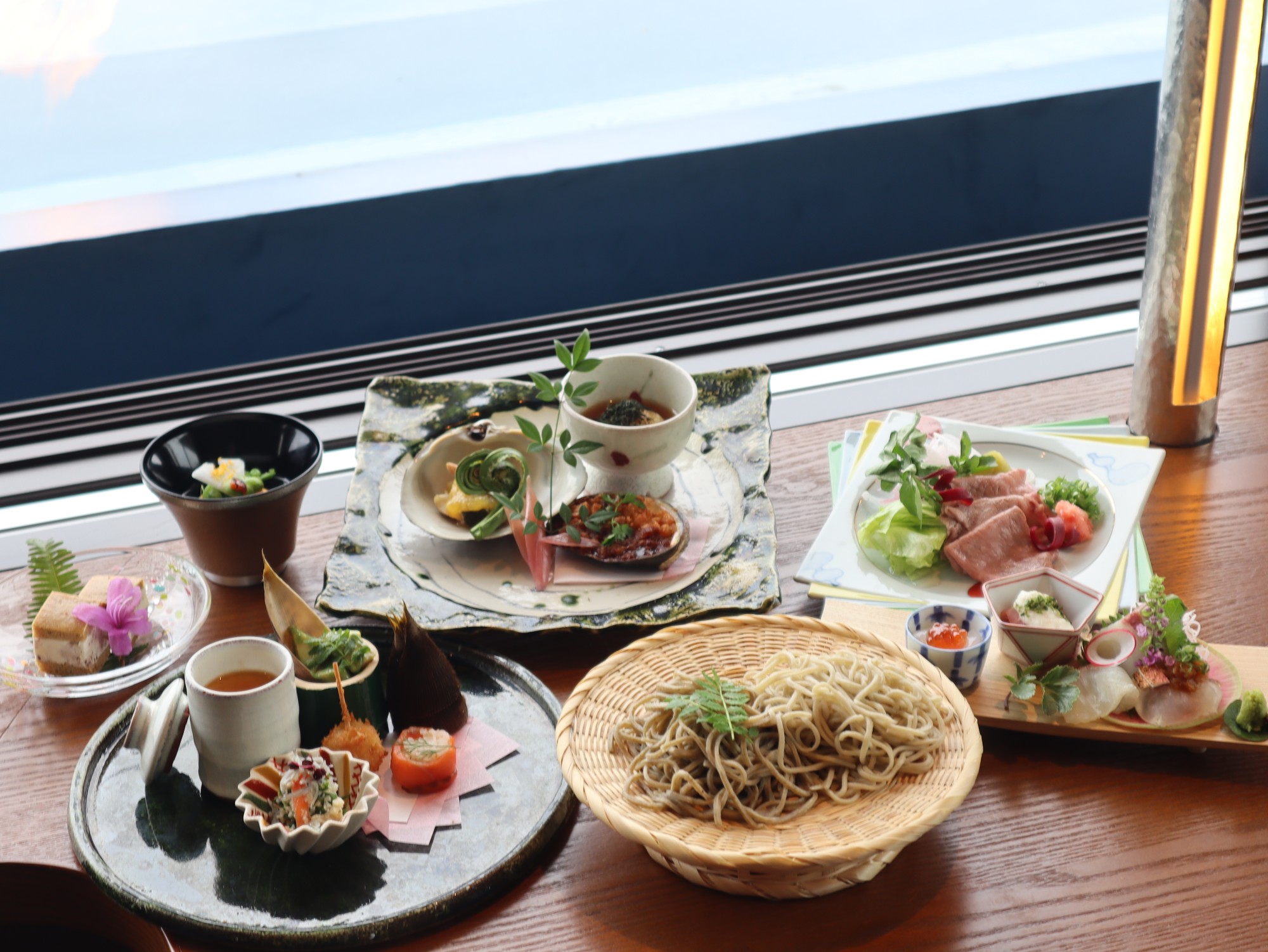 モダン蕎麦割烹「Oh-SOBAR」若葉きらめく、淡路島の初夏
薫る季節のごちそう『皐月彩り会席』 5月1日より提供