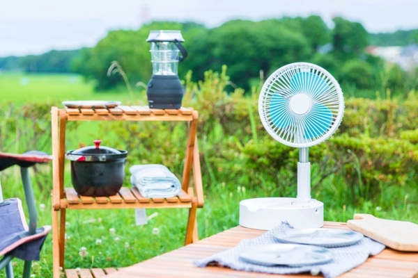 “持ち運べてどこでも涼しい”夏のキャンプを快適に　 折り畳める充電式アロマ扇風機『MOANii』　 最大42％割引にて8月17日(火) MAKUAKEより予約受付開始！