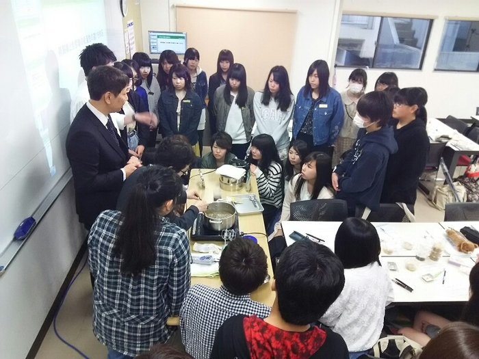 講義風景 含蜜糖 砂糖の実演