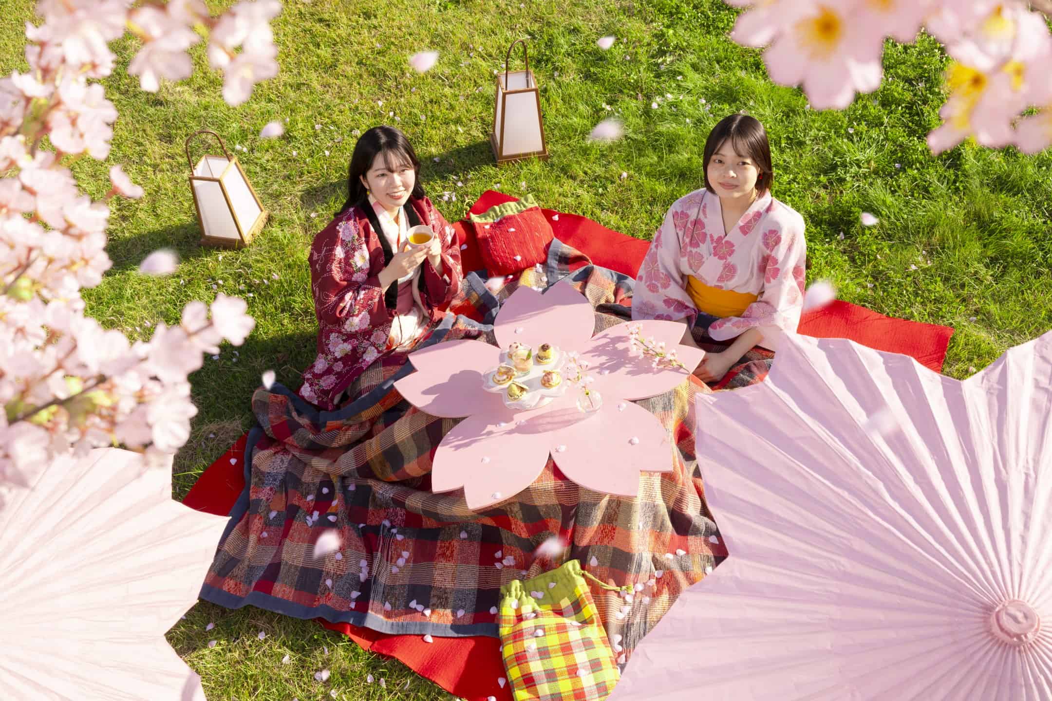【青森屋】~抹茶と一緒に郷土菓子をアレンジした5種のおやつで桜を満喫~桜尽くしのこたつ席で桜を楽しめるプログラム 「桜見こんびり茶屋」実施|実施日:2023年4月15日~5月7日