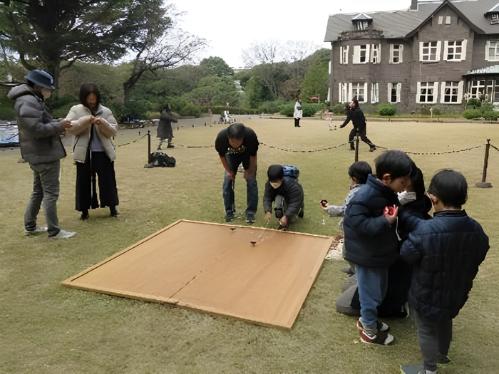 羽根つきと独楽広場