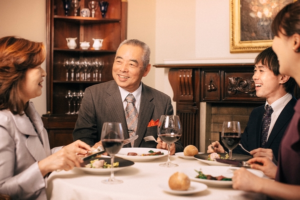 家族で楽しむクリスマス(イメージ)