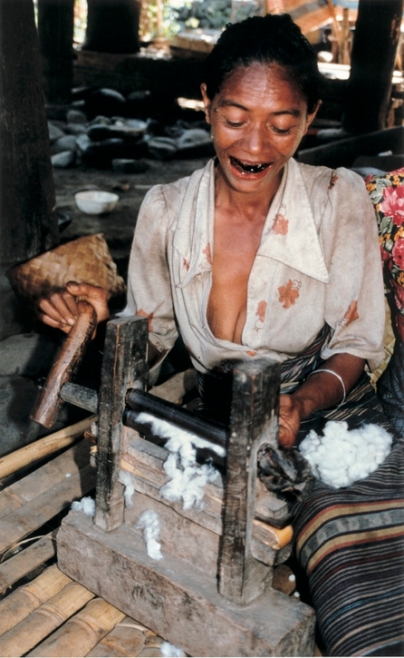 Photo.05 イカット作りのようす(撮影：江上幹幸)