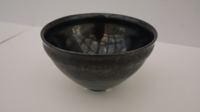 こちらが玄黙です。深黒の中に内包された光を感じます。