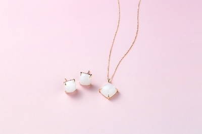(K10 YG QUARTZ NECKLACE ¥22,000 / K10 YG QUARTZ PIERCE ¥22,000)
