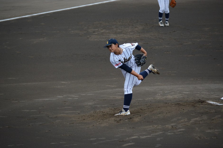 渾身の投球をする投手