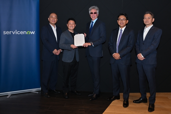 ジャパンシステム株式会社 代表執行役社長 斎藤英明(左)、株式会社Blueship 代表取締役 慶松大海(中央左手)、ServiceNow, Inc. 会長兼CEO ビル・マクダーモット(Bill McDermott)(中央)、ServiceNow Japan合同会社 執行役員社長 鈴木正敏(中央右手)、株式会社ロングリーチグループ パートナー 津田敬太郎(右)