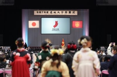 会場には新ロゴマークが随所に