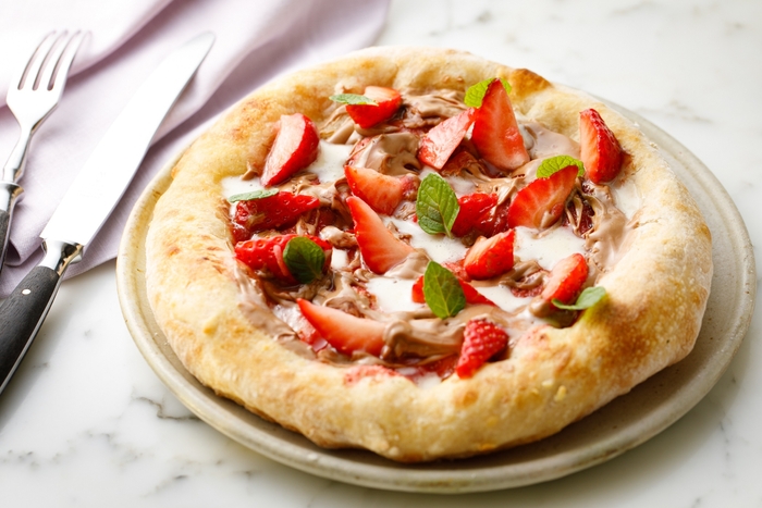 「あまおうとジャンドゥーヤチョコレートのデザートピッツァ」2,200円