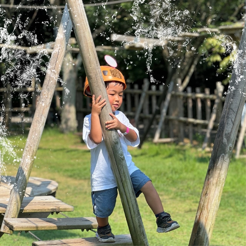 ▲はじめてのアスレチックにドキドキワクワク!