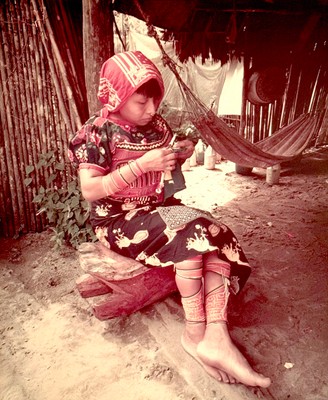 1974年モラを作っているクナ族の女性　photo by Kosei Tsuji