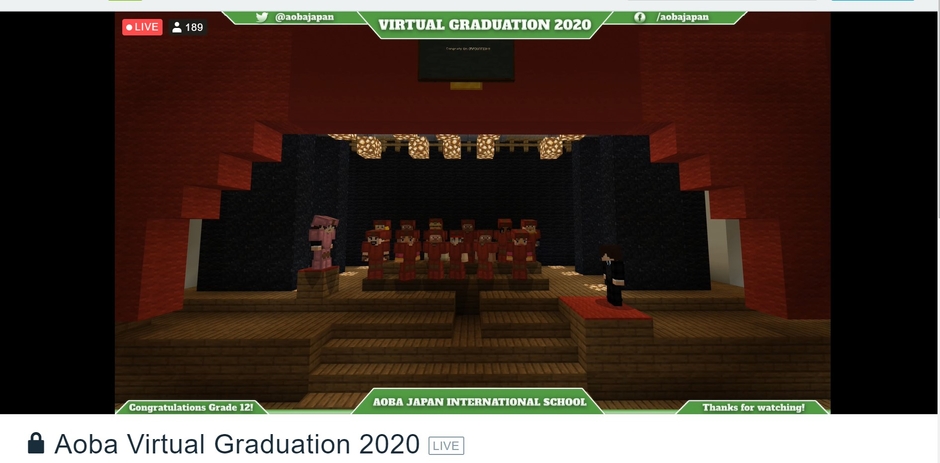（写真1：アオバの校舎と生徒らのアバターが再現されたバーチャル空間の卒業式場）