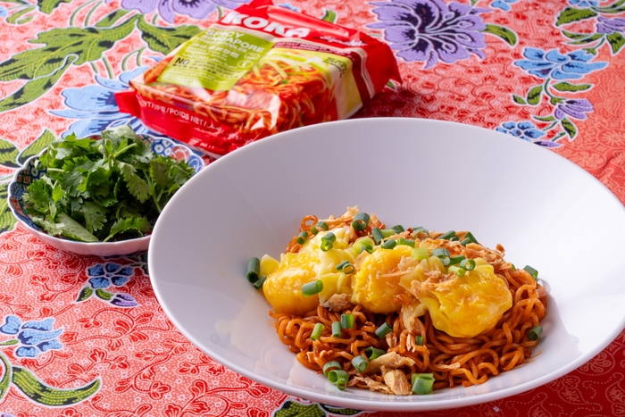 雲呑(ワンタン)と揚げネギのシンガポールスパイシー焼きそば 