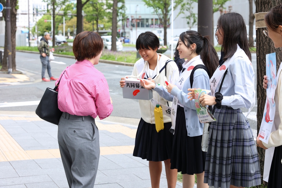 2024年度に実施した赤い羽根共同募金の様子