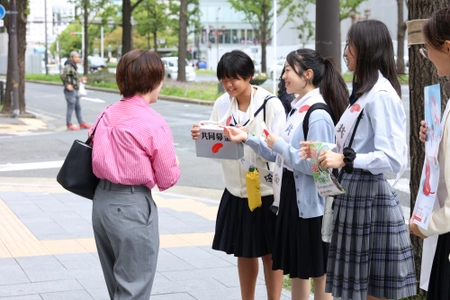 高校生255人が赤い羽根共同募金の街頭活動　大阪信愛学院高等学校が中央区・城東区で実施