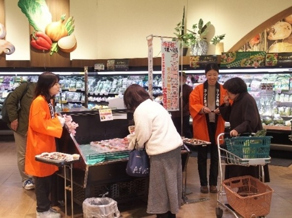 近畿大学農学部生による、いちごの販売協力の様子(2025年2月)