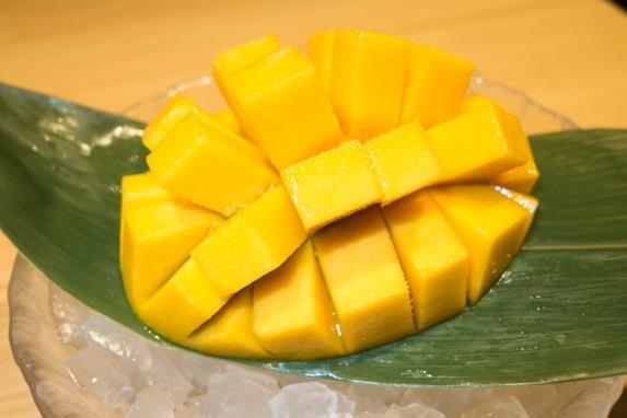 期間限定で提供する「まるごと近大マンゴー」950円(税抜)