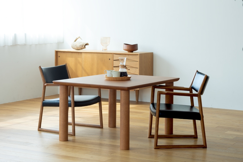 低いテーブルと椅子　