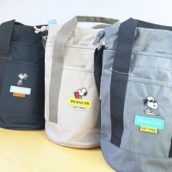 スヌーピーのドラムショルダーバッグ。上が絞れて巾着仕様がユニークでおしゃれな見た目です。