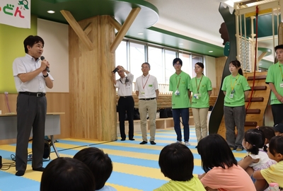 「今日からきっと理科が好きになります」とあいさつする湯元市長（左端）