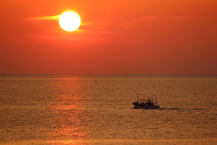 水平線に沈む夕日と漁火を眺める風情ある港町の旅をお楽しみ頂けます