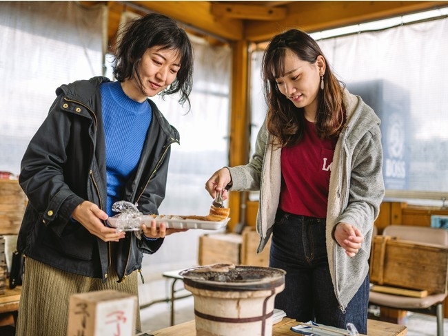 地元の干物を七輪焼で食べる朝食