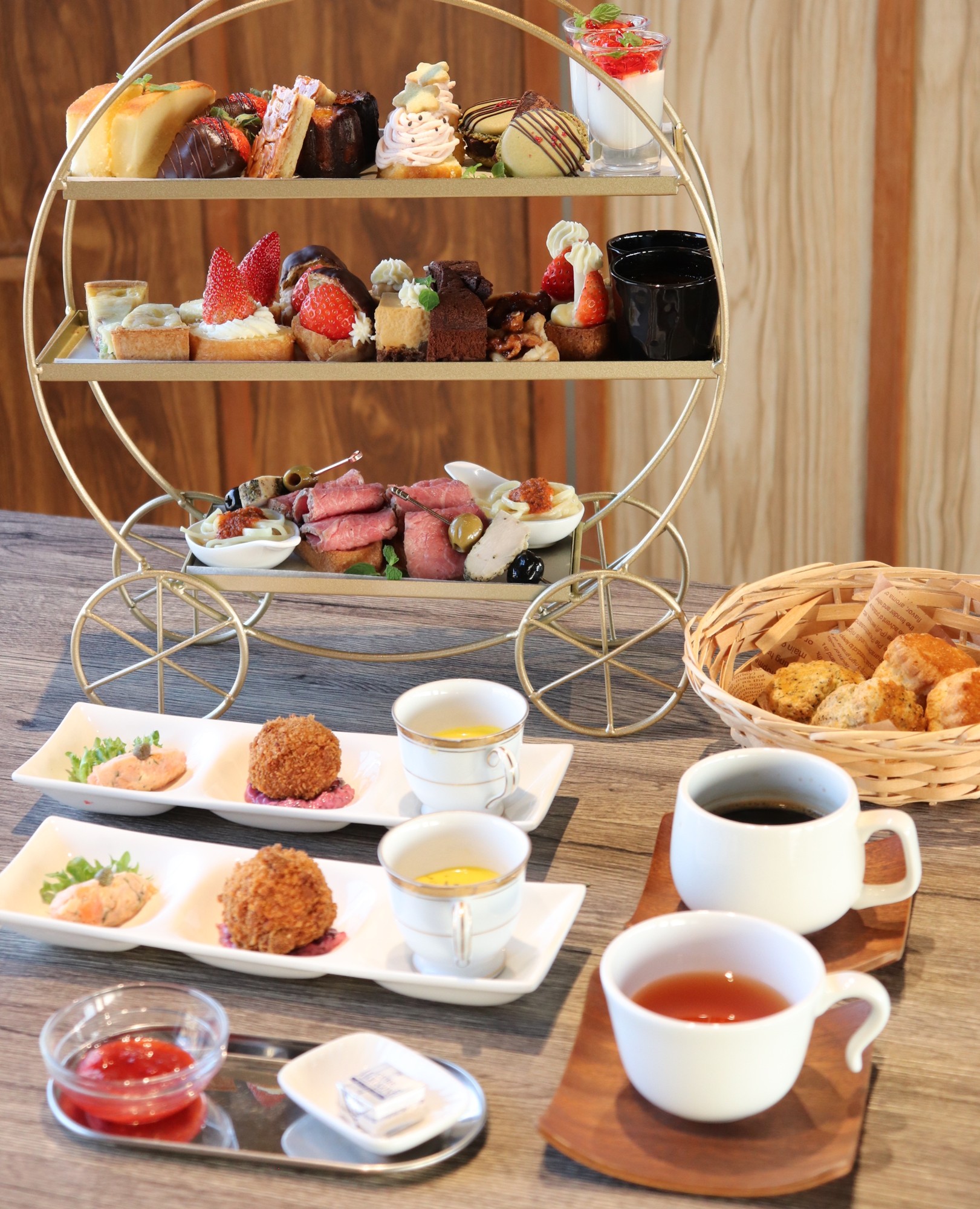 奈良県橿原市のフレンチレストラン『Imaani いまがみ』監修
~全20品以上 イチゴ満載のアフタヌーンティーセット~を販売