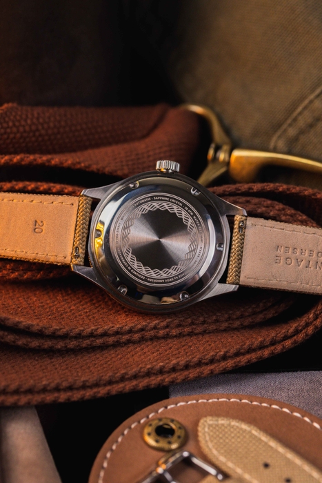 さりげなくウェーブ柄が施された裏蓋