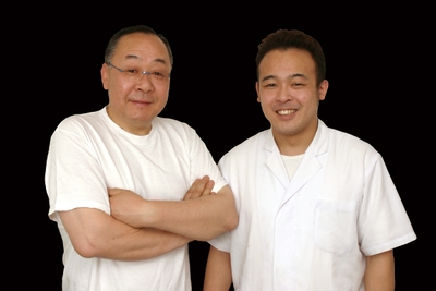 二代目 直純氏(左)と信晶氏(右) 2005年撮影