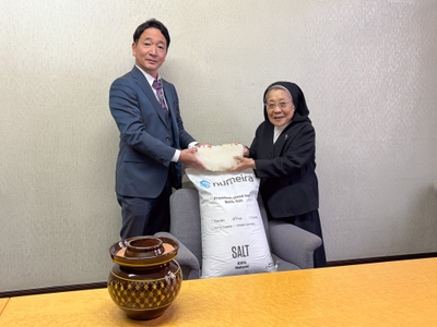 贈呈の様子（左から）株式会社スギタグループ株式会社 代表取締役 杦田勘一郎氏、学校法人大阪信愛女学院 岩熊美奈子理事長