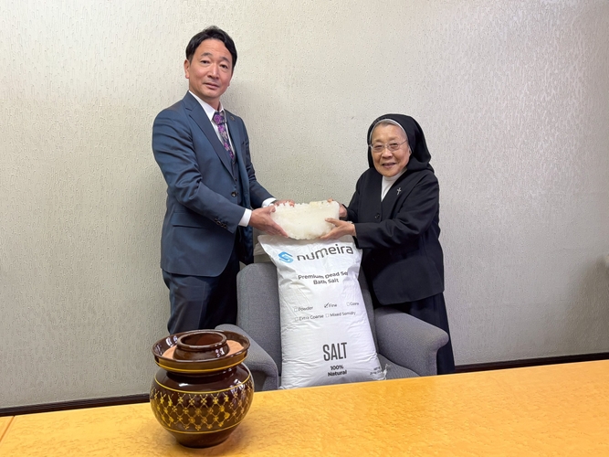 贈呈の様子(左から)株式会社スギタグループ株式会社 代表取締役 杦田勘一郎氏、学校法人大阪信愛女学院 岩熊美奈子理事長