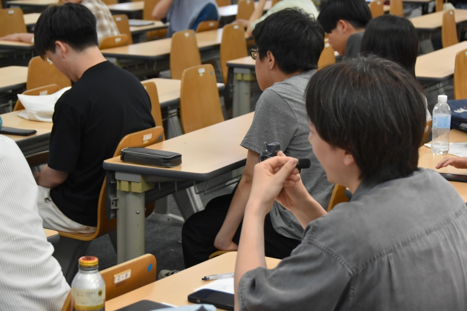 質問する学生